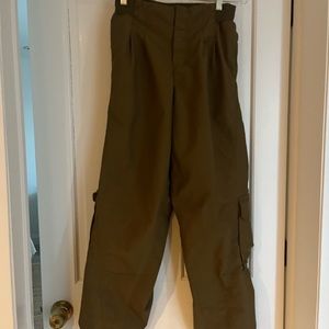 Free People”mesmerize me pants” in English Ivy. Runs true to size  only worn 2x